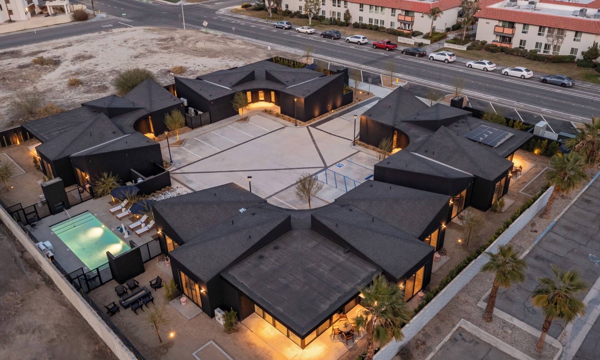 Downtown Palm Springs House | Blackhaus Suites by AvantStay