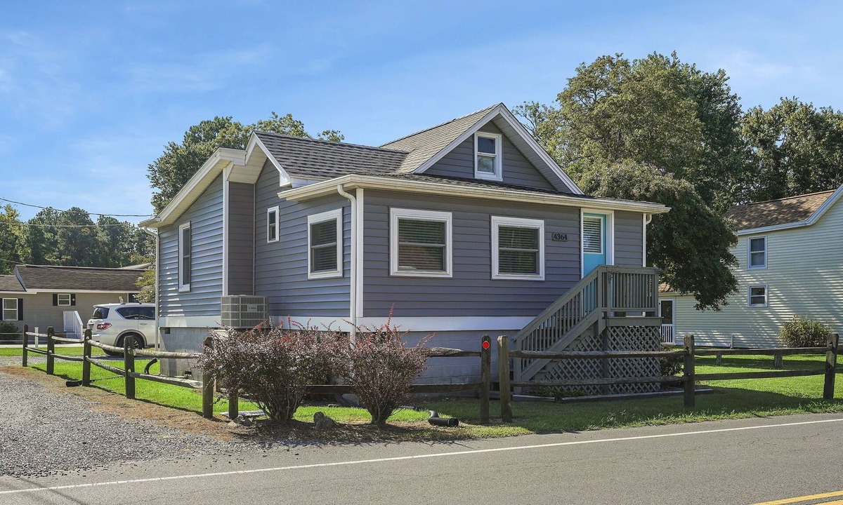 Chincoteague Cottage | Blue Crab Bungalow | In-Town Chincoteague Retreat w/Enclosed Porch, EV Charger & Pet Friendly