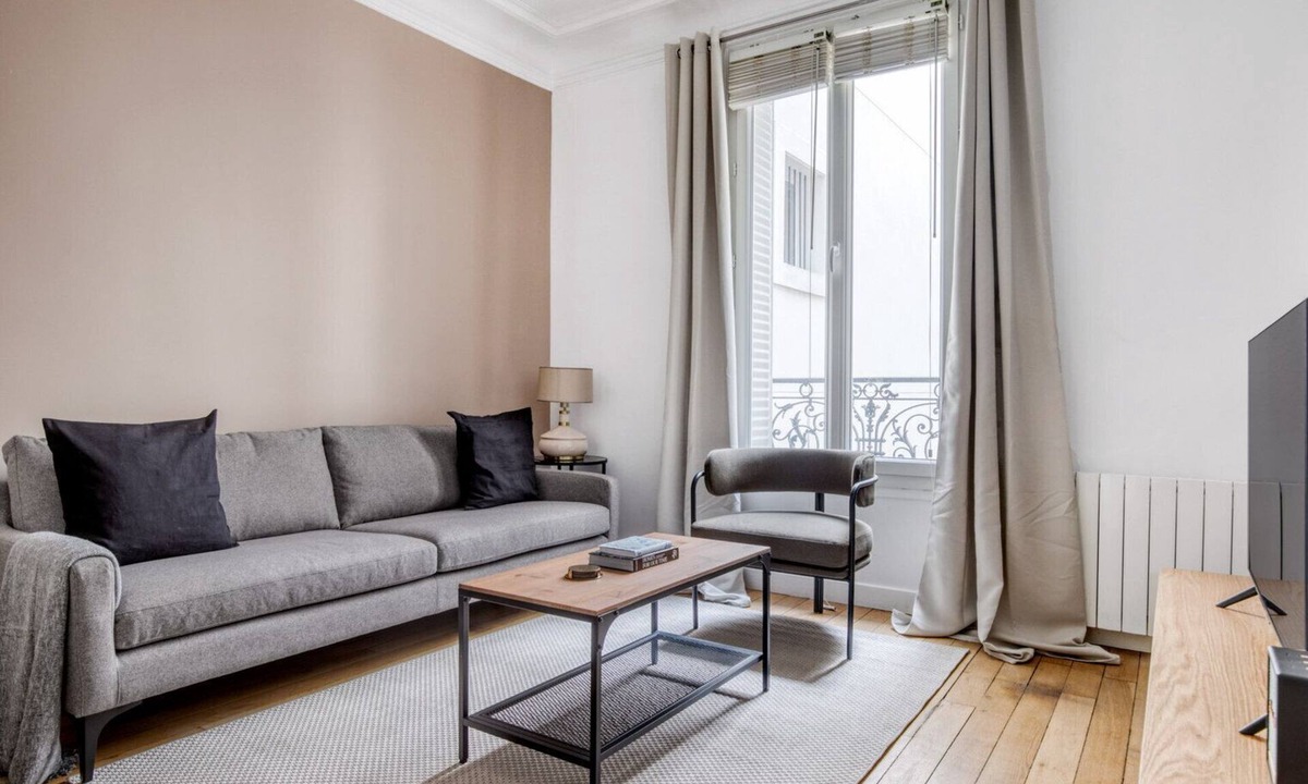17th Arrondissement Apartment | Blueground | Batignolles, office & intercom