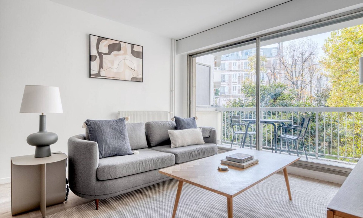 Notre-Dame-des-Champs Apartment | Blueground | Saint Germain des Prés, balcony