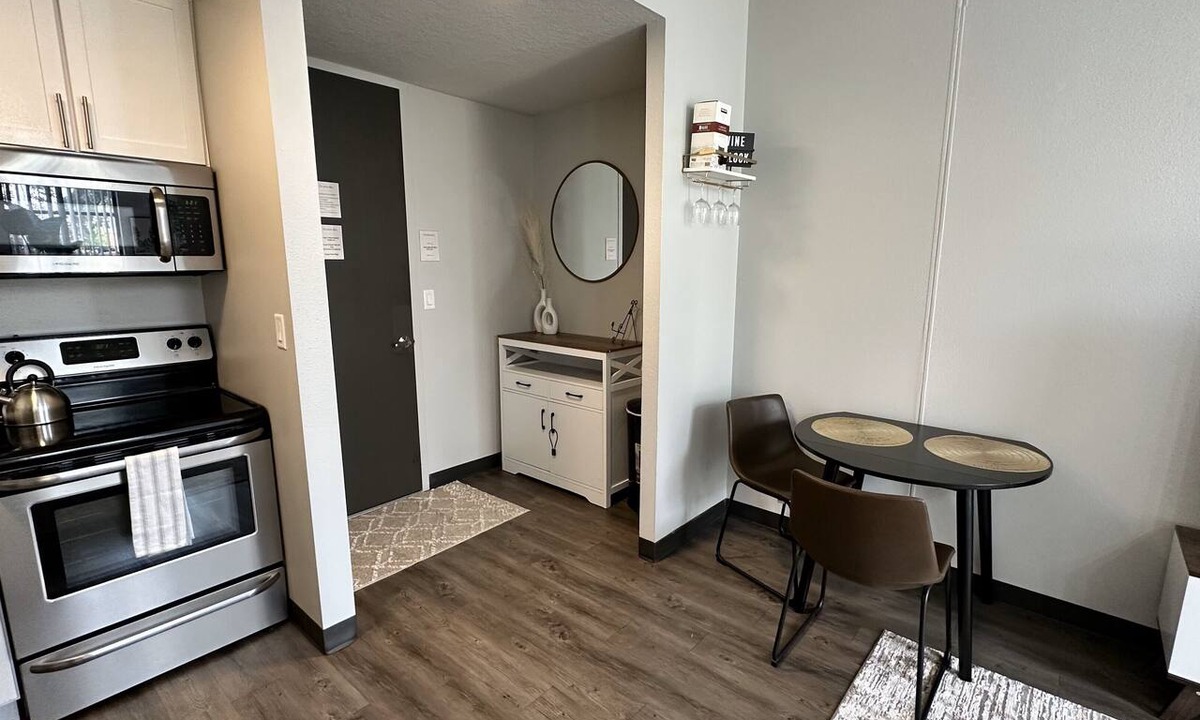 Downtown Des Moines Apartment | Boho Loft/Skyline View/Walk to Arena Events