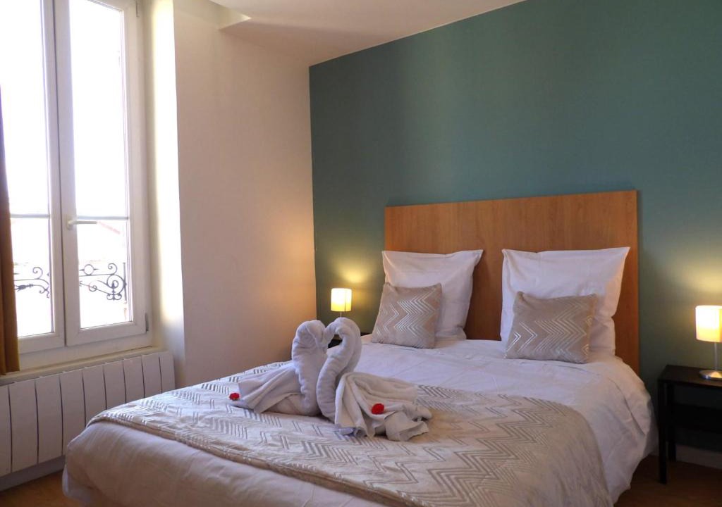 Chelles Apartment | Bord du Canal D - 10 Mins from Train Station - Paris & Disneyland