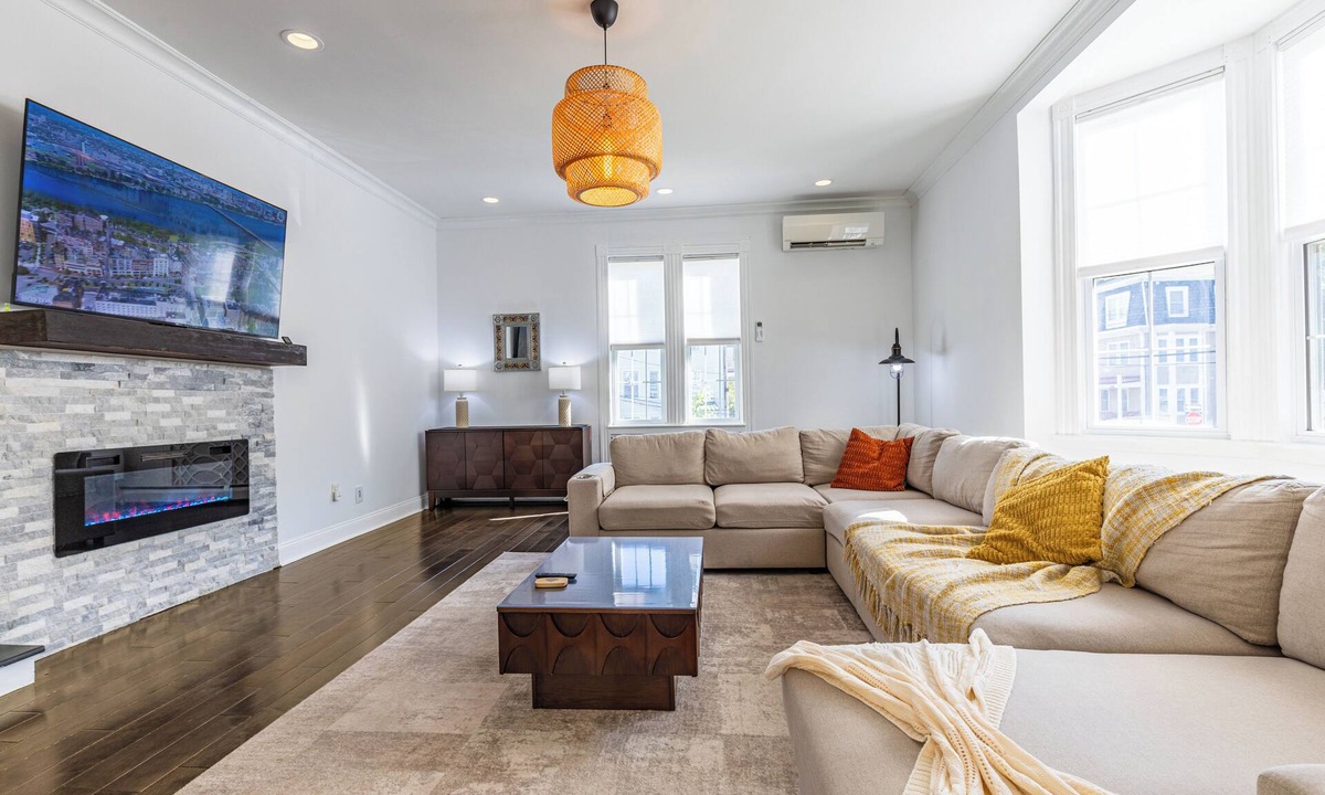 Highland Park House | Boston 5BR Retreat Sleeps 12 Free Parking Backyard