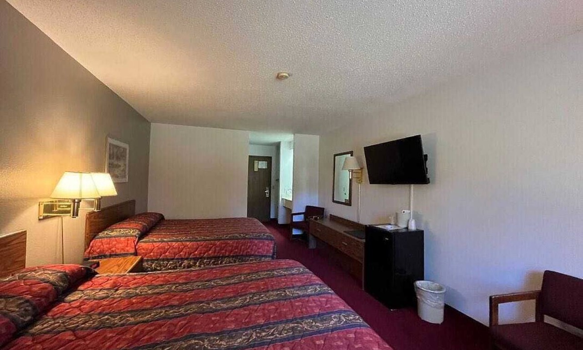 Boulder Junction Hotel | Boulder Bear Motor Lodge - Two Queen Beds 104 Back