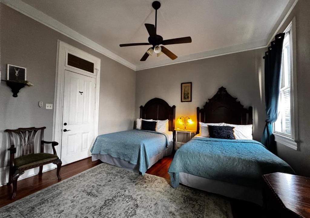 Treme Bed & Breakfast | Boutique Guesthouse Double Queen balcony and Pool