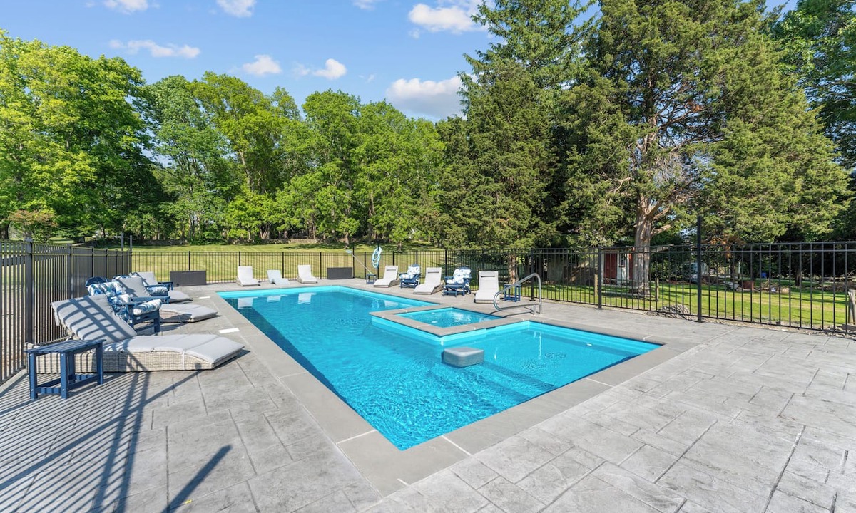 Tiverton Apartment | Boutique Luxury Waterfront w/Pool & Sunset Views-Sakonnet Sunset Manor, Tiverton