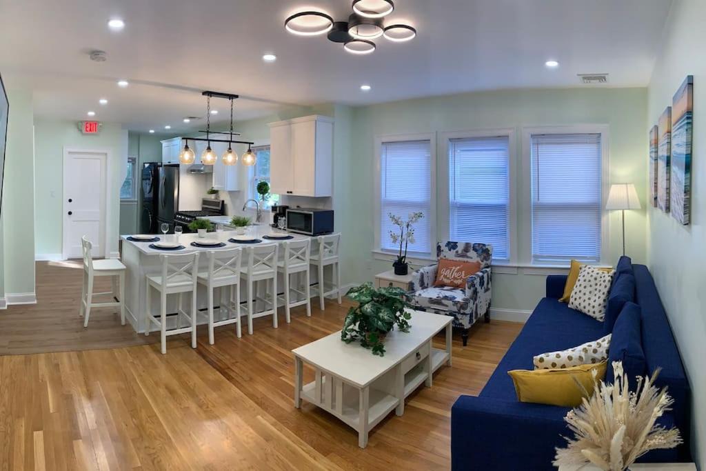 St. Marks Apartment | BRAND NEW MODERN 3BDS, 2 BATHS. SLEEP 9 PEOPLE. MINUTES AWAY FROM BOSTON.