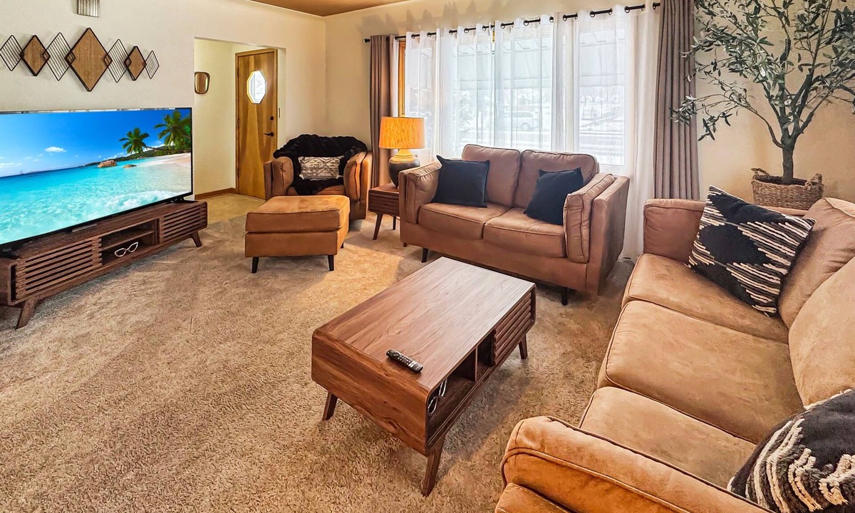 La Crosse House | Breezy 4BR | Steps to UW Campus
