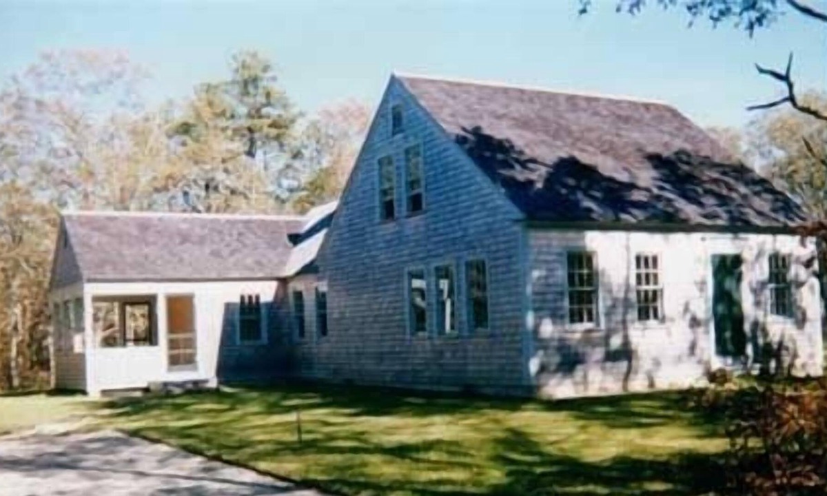 Brewster House | Brewster, Sleeps 4, 32 night minimum. Private, quiet. 1 1/2 baths.