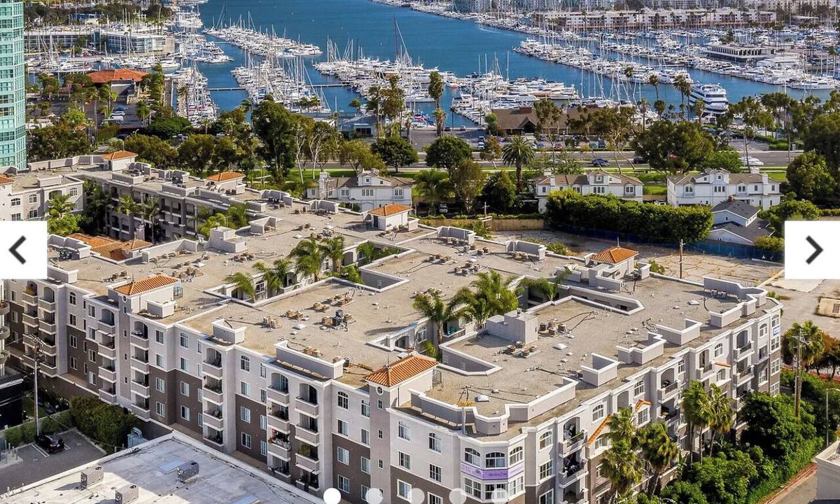Del Rey Apartment | Bright 2-bedroom apartment with a large pool by the beach in Marina Del Rey