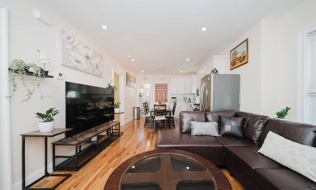 Milton Apartment | Bright 3BR Milton 1st-floor Apt Pet-Friendly near I-93 & Blue Hills 14-1