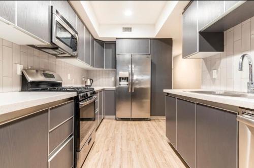 Hollywood House | Bright and Light Bedroom For Rent