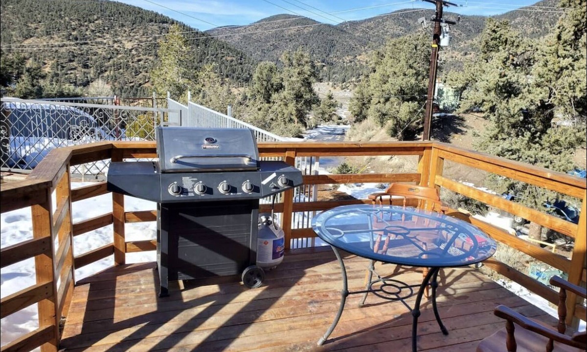 Frazier Park Ski Chalet | Bright & Cozy Chalet of the woods with views