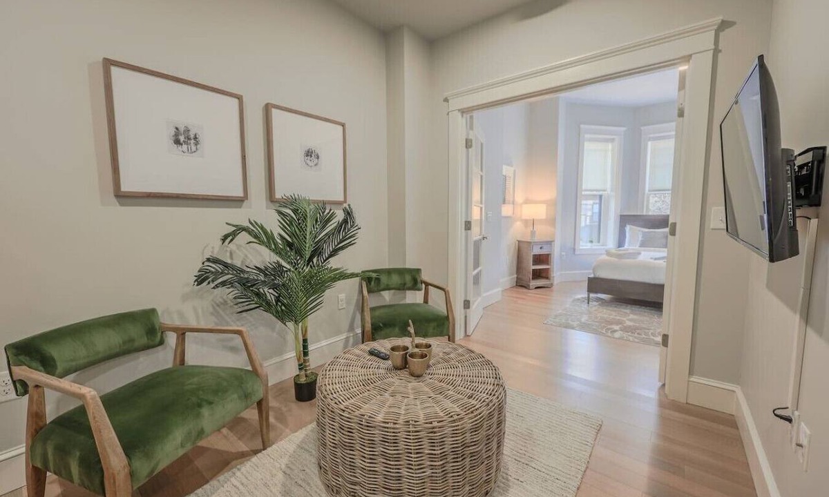 Back Bay Apartment | Bright Newbury Street 1 Bedroom Apartment