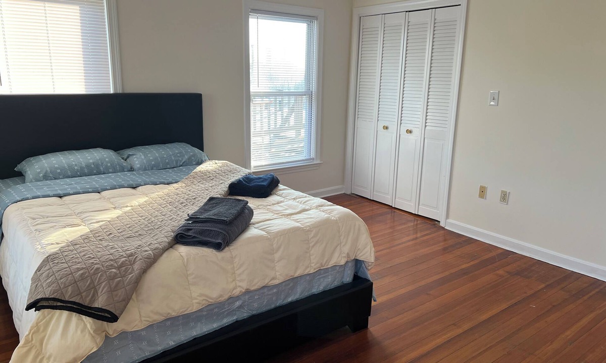 Malden Apartment | Bright & Spacious 1BR with AC, 3rd fl, near T, free parking