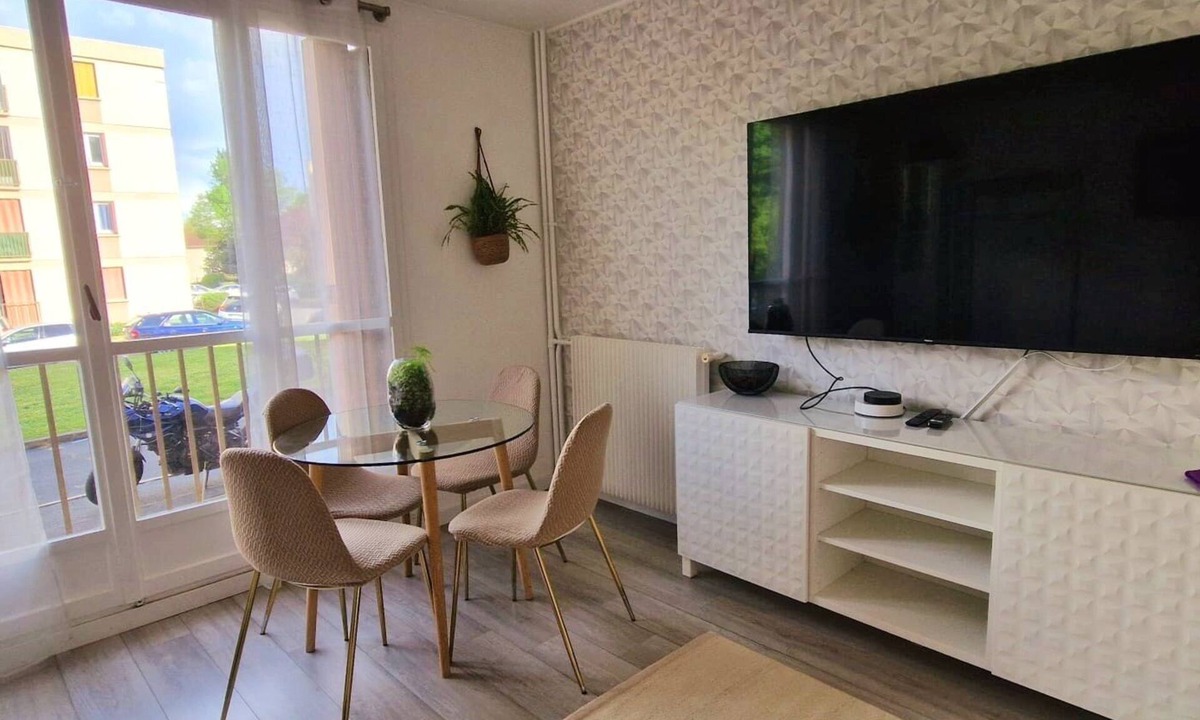 Coubron Apartment | Bright studio apartment near the forest in a secure residence Pets welcome