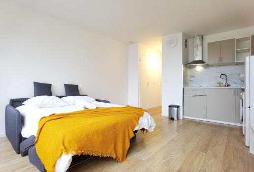 Vanves Apartment | Bright Studio Near Paris Expo & Metro Elevator N92-113