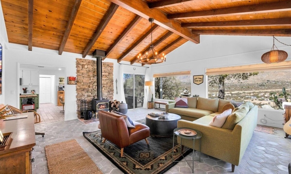 Morongo Valley House | Cabin on ridge King bed Fire pit Deck BBQ Smart TV Wood stove