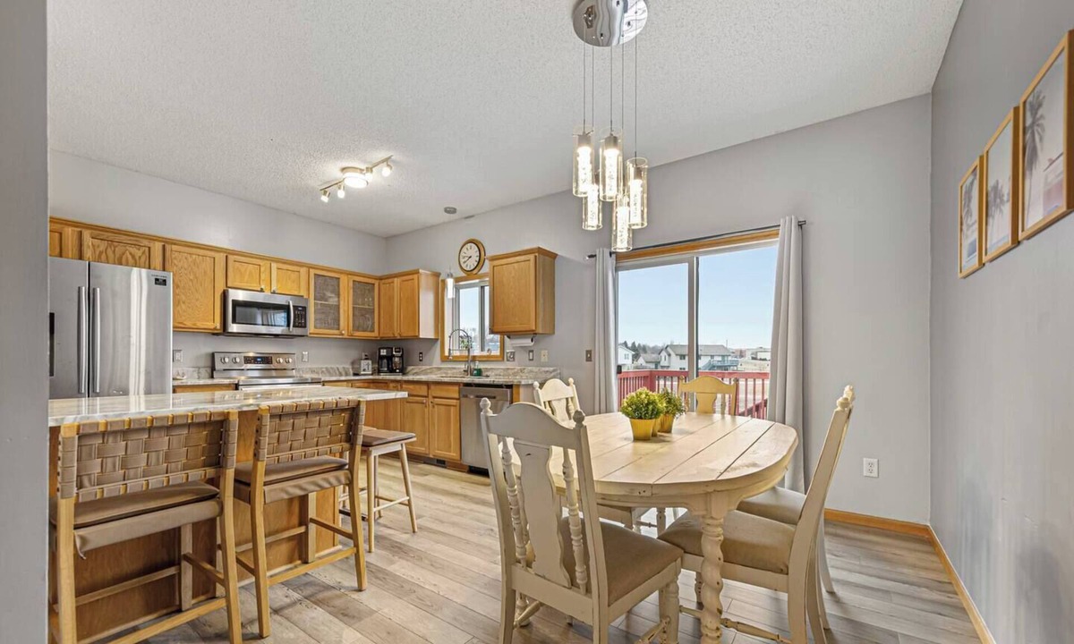 Shakopee House | California Dreamin' 3-BR cul-de-sac, centrally located in Shakopee-2 king beds