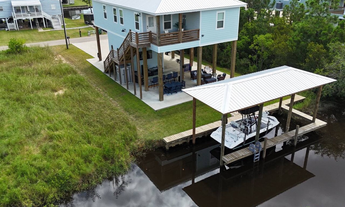 Shoreline Park House | Canal Front House with Dock and Outdoor Area