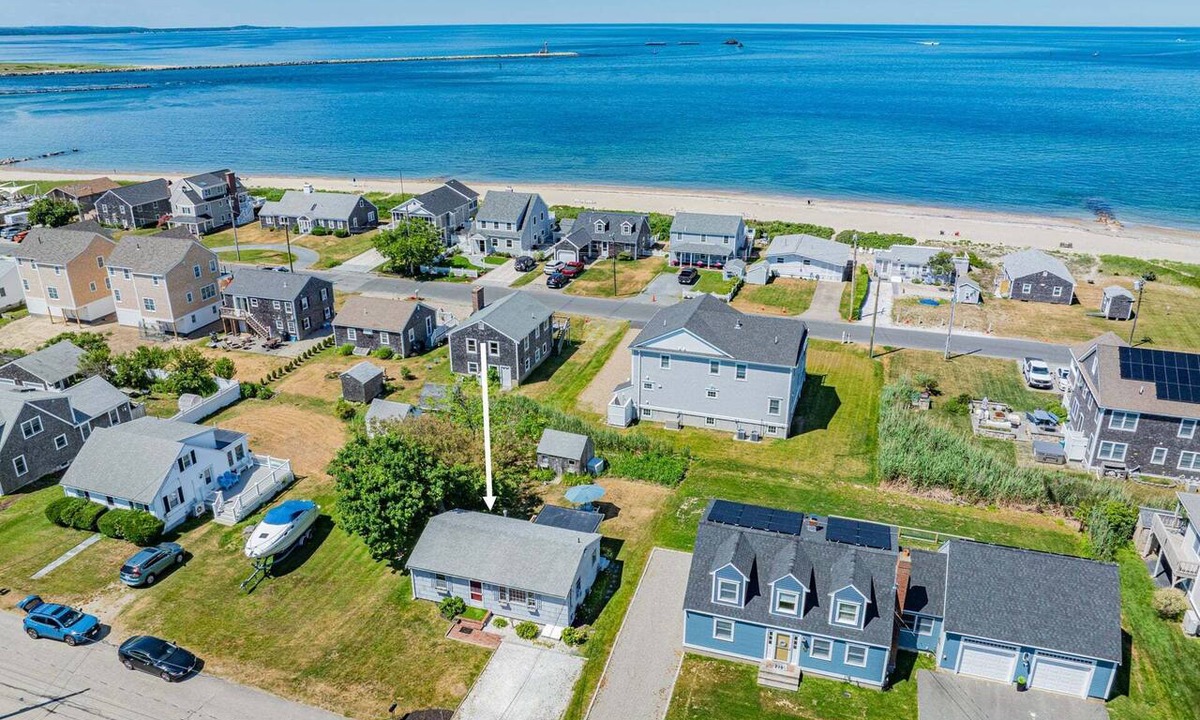 Sandwich Cottage | Cape cottage near town neck beach