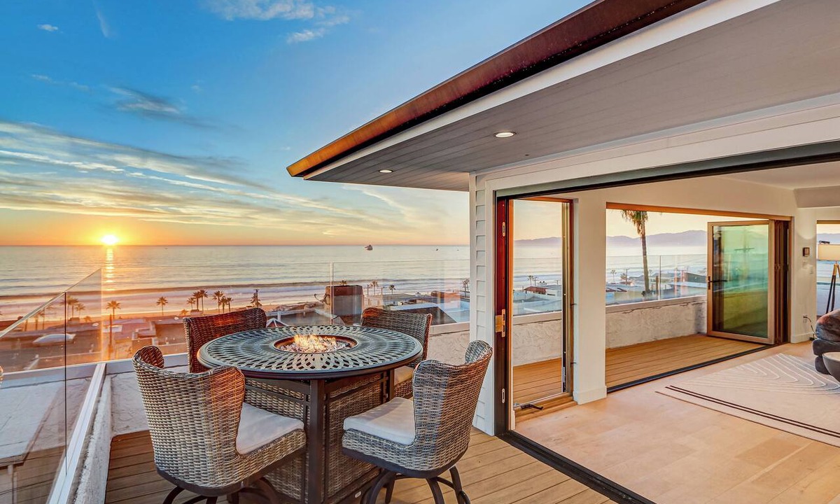 Sand Section Apartment | CasaBella- Stunning Manhattan Beach Penthouse steps from the sand
