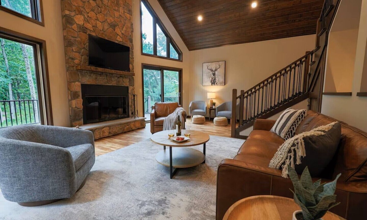 Mauston House | Castle Rock Lake Family Retreat, Sleeps 20