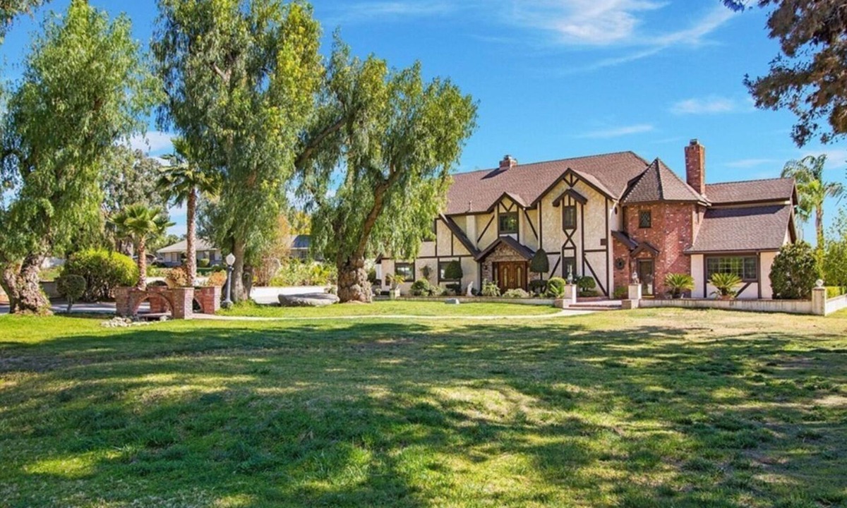Woodcrest House | Castle vacation 8BD 6BA BBQ Pool 9 beds 4 Tvs