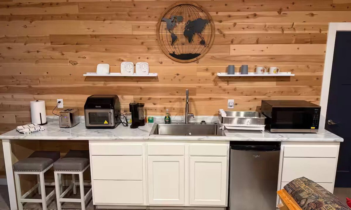 Babbitt Cabin | Cedar Studio w Mini-Kitchen + Futon @ Whitetail Estates