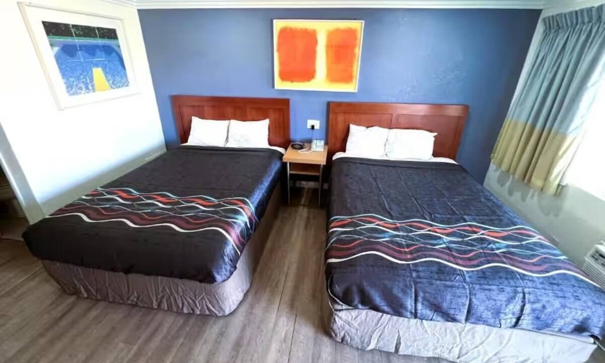 Ridgecrest Hotel | Centrally Located Studio w/Modern Setup – Queen Bed + Work Desk Included