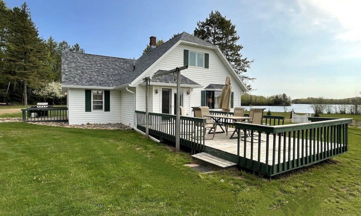 Phillips House | Chain of Lakes Lodge, 4-br lakefront with 2 docks