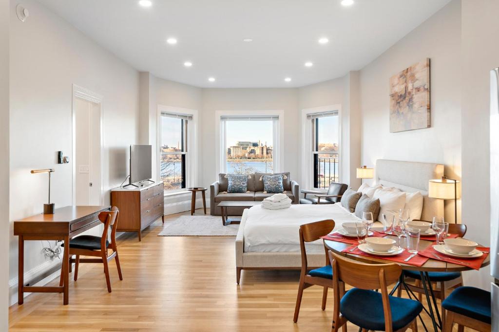 Fenway–Kenmore Hotel | Charlesgate Suites