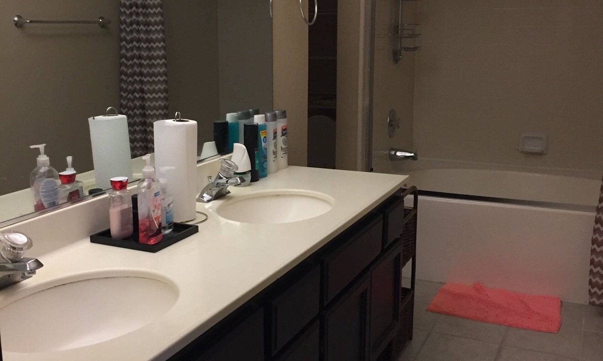 Lancaster House | Charming 1-bedroom in the gated community house with AC and WiFi in Palmdale