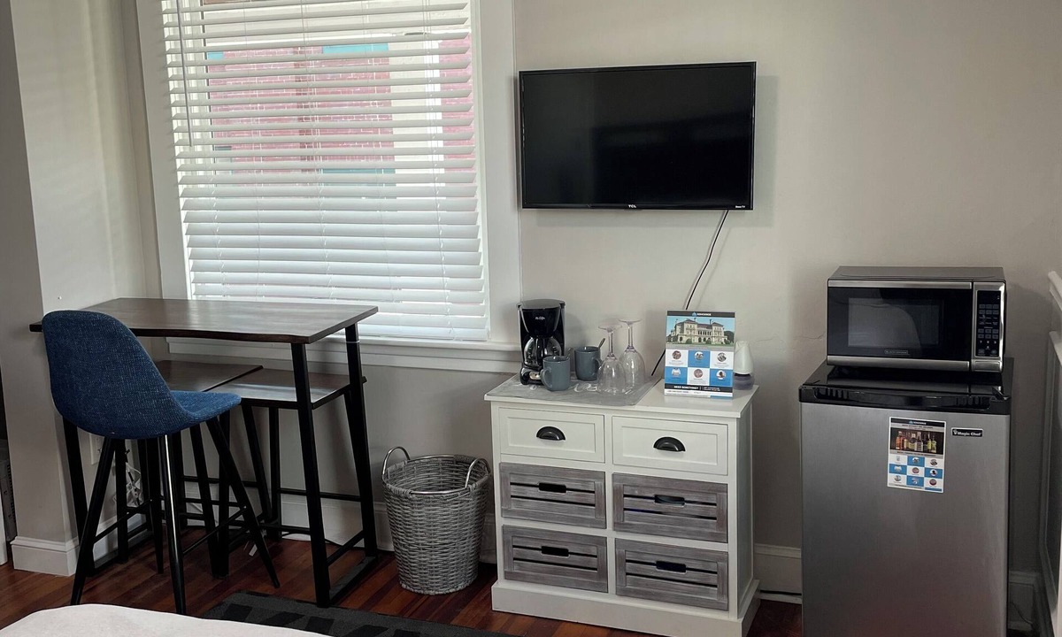 Newport Apartment | Charming 1-bedroom studio with AC in beautiful Newport, Walk to Downtown!