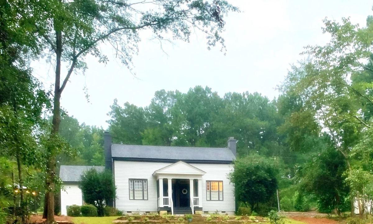 Opelika House | Charming 1850s Powledge House on Expansive Grounds Near Auburn University