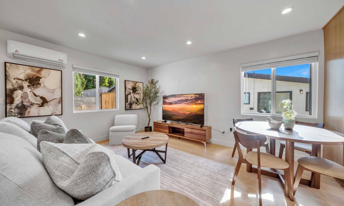 Van Nuys House | Charming 2-bedroom house｜ WiFi｜AC｜Mainfloor Bedroom #42318