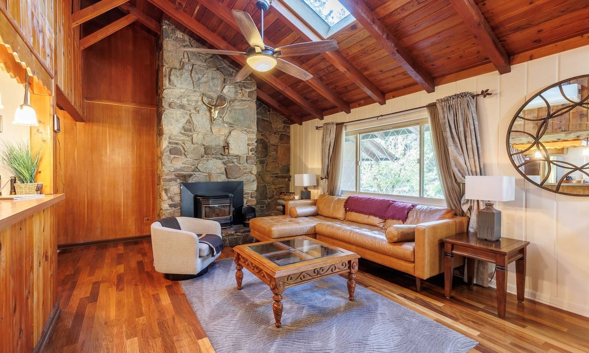 Idyllwild Cabin | Charming 2-bedroom cabin in Idyllwild, right on Strawberry Creek, close to town