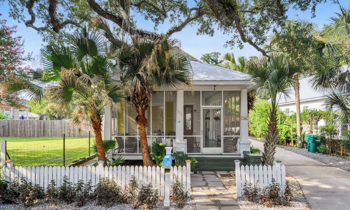 Old Town Cottage | Charming 3-bedroom historic cottage in Bay Saint Louis with public beach access