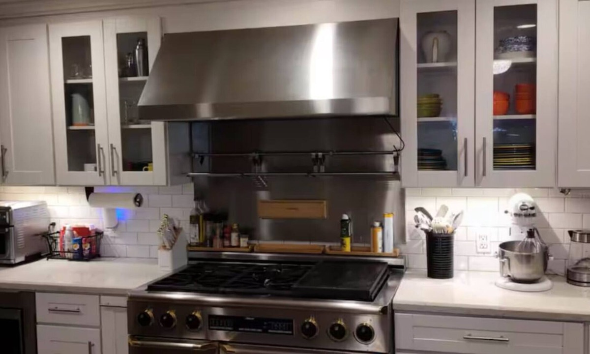 Camarillo House | Charming 3-bedroom 2 bath house in Camarillo with WiFi, AC, jacuzzi, fenced yard