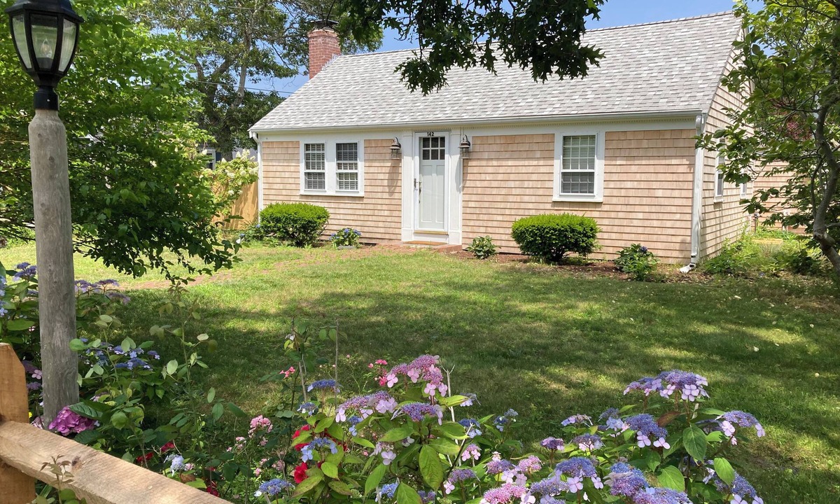 South Yarmouth House | Charming 3 bedroom & 3 full bath house in S. Yarmouth with AC - walk to beach!
