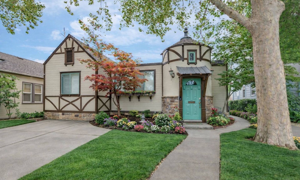 Land Park Cottage | Charming 3-bedroom cottage in lovely Land Park with Backyard