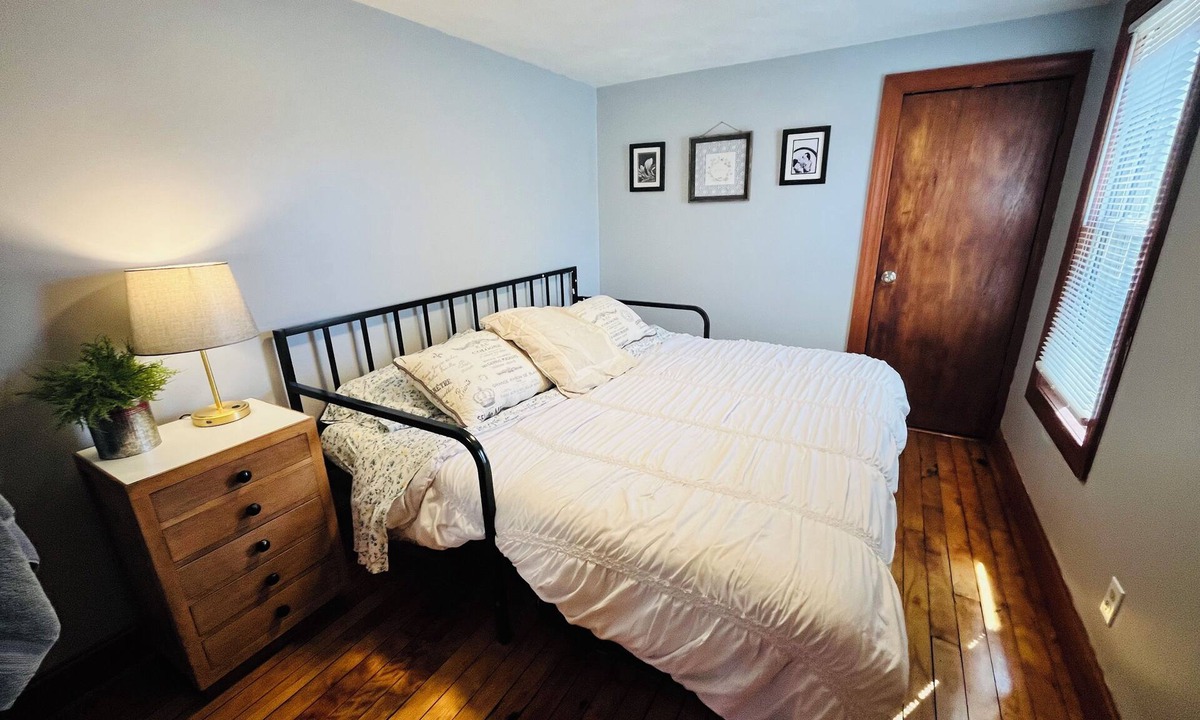 Medford Cottage | Charming 3-bedroom cottage 15 minutes away from Boston