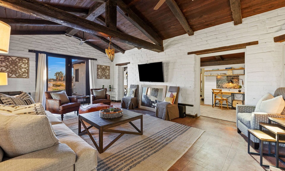 Palm Springs House | Charming 3-bedroom Equestrian farmhouse with WiFi, AC in welcoming Thermal