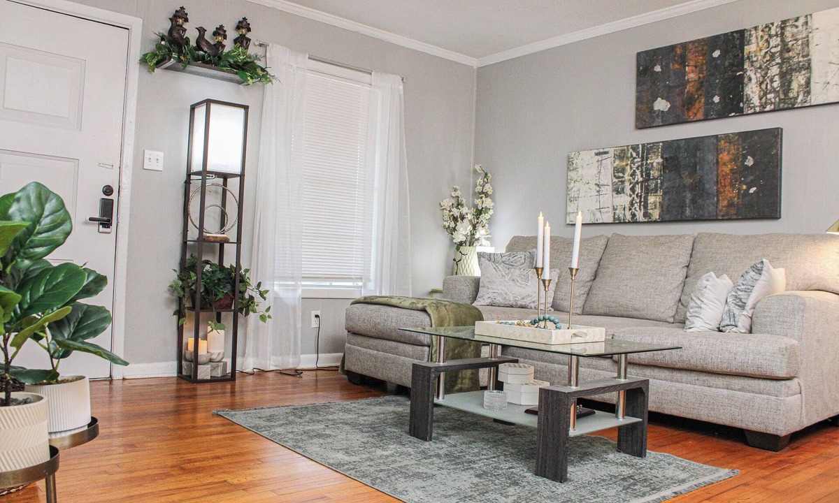 Jackson House | Charming 3-bedroom suite at 133 West Rose downtown Jackson Alabama.