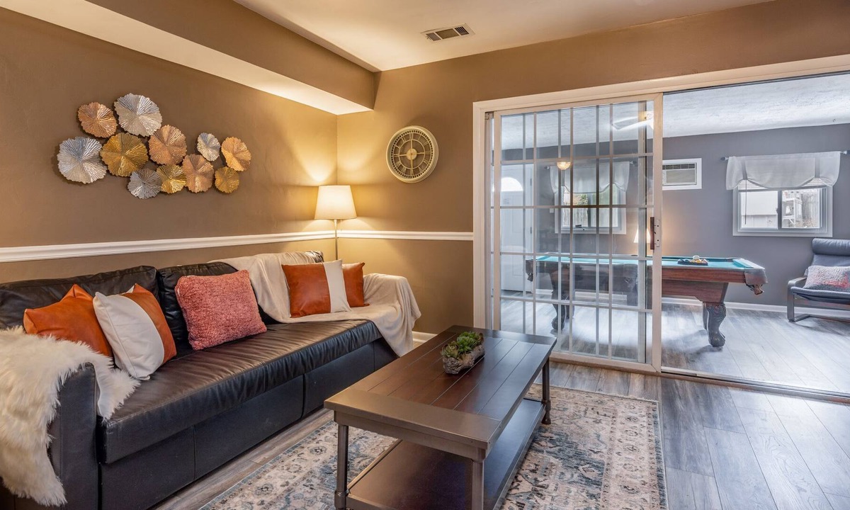 Northeast Alexandria House | Charming 3BR House | CozySuites | Pool Table