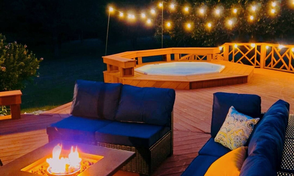 Aldie Other | Charming 5-bedroom farmhouse with game&hot tub in Aldie