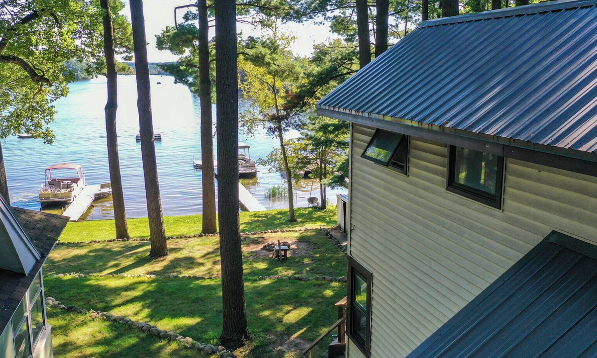 Waupaca Cottage | Charming 5-bedroom waterfront cottage on Waupaca's Chain O' Lakes