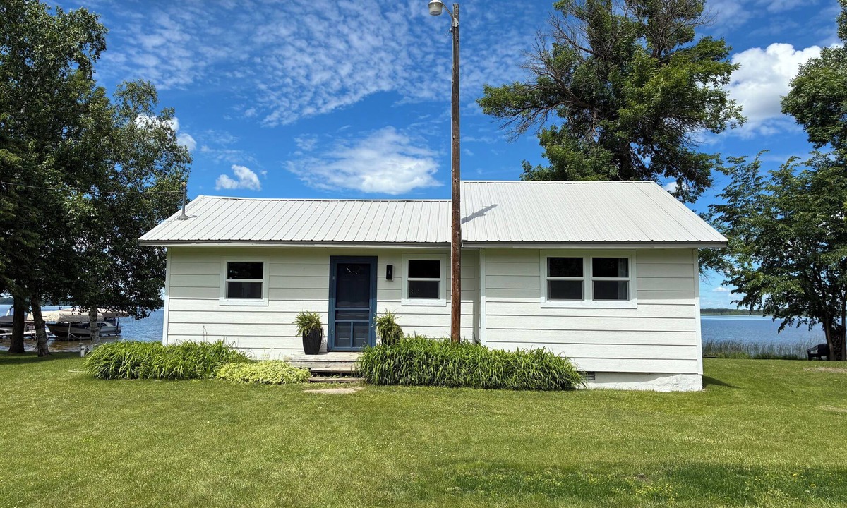 Richwood Cabin | Charming Cabin with Sandy and Shallow Shore, Perfect for Family Fun