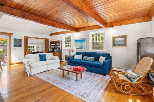 Brewster House | Charming Cape Cod Cottage Fire Pit Pet Friendly Minutes to the Beach