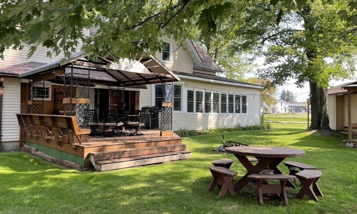 Krakow Cottage | Charming Cecil Cottage Next To Landing!